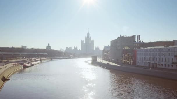 Pohled Jarní Ranní Řeku Nábřeží Kotelnicheskaya Velkého Mostu Moskva Rusko — Stock video