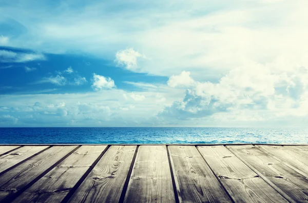 Playa tropical y plataforma de madera — Foto de Stock