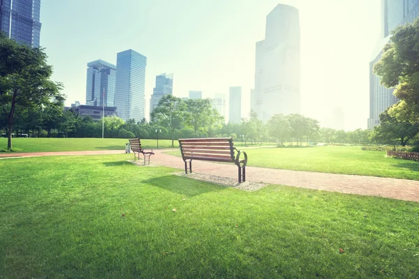 在公园的板凳，上海，中国 — 图库照片