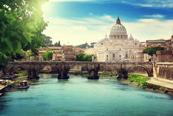 Vista sobre el Tíber y la Basílica de San Pedro en el Vaticano — Foto de Stock