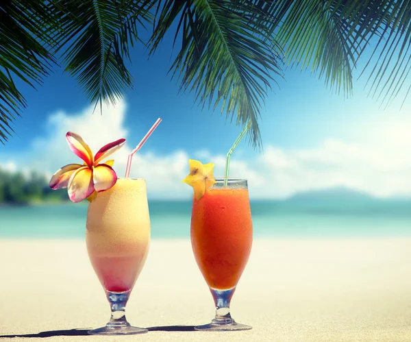 Fresh fruit juices on a tropical beach — Stock Photo, Image