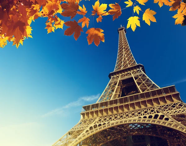 埃菲尔铁塔在秋天的时间 — 图库照片