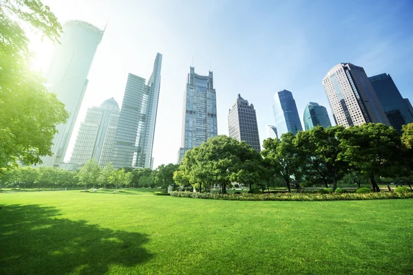 Parco nel centro finanziario lujiazui, Shanghai, Cina — Foto Stock