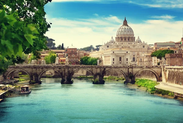 在梵蒂冈的台伯河和 st 彼得大教堂上查看 — 图库照片