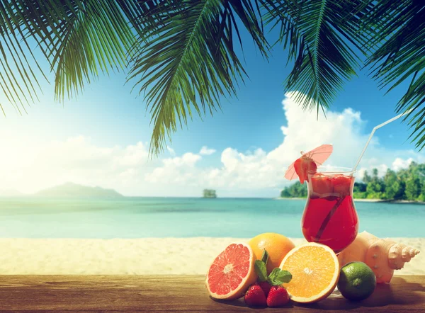 Aardbei cocktail en tropische fruit op het strand — Stockfoto