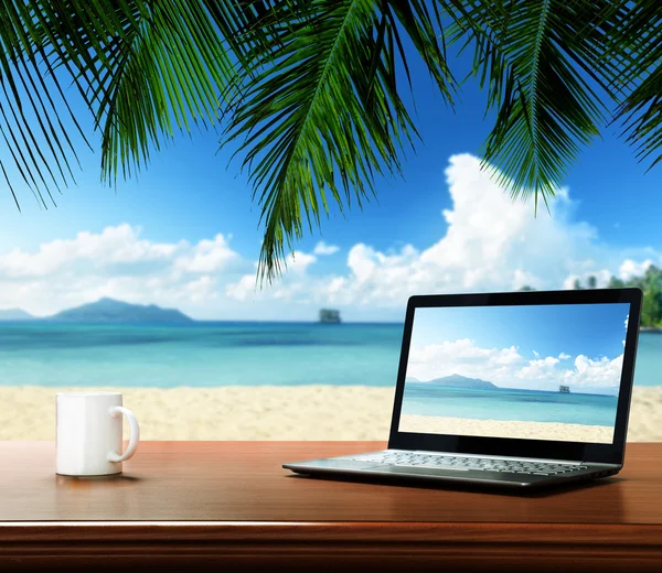 Notatnik na stół i tropikalna plaża — Zdjęcie stockowe