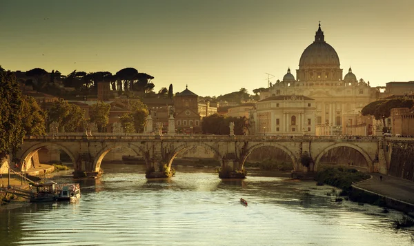 Vista sobre el Tíber y la Basílica de San Pedro en el Vaticano — Foto de Stock