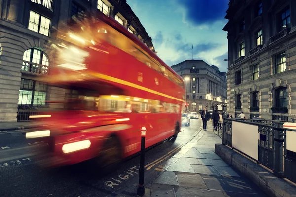 Old bus on street of London — Stock Photo, Image