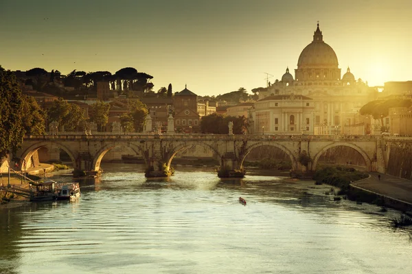 Uitzicht op de tiber en de Sint-Pietersbasiliek in Vaticaan — Stockfoto