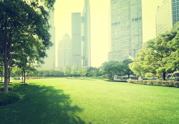 Park im Finanzzentrum Lujiazui, Shanghai, China — Stockfoto
