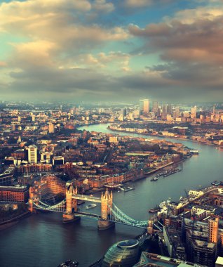 Tower Bridge ile Londra günbatımı zamanı havadan görünümü