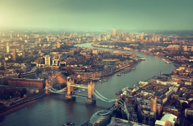 Tower Bridge ile Londra günbatımı zamanı havadan görünümü