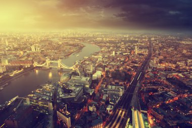 Tower Bridge ile Londra günbatımı zamanı havadan görünümü