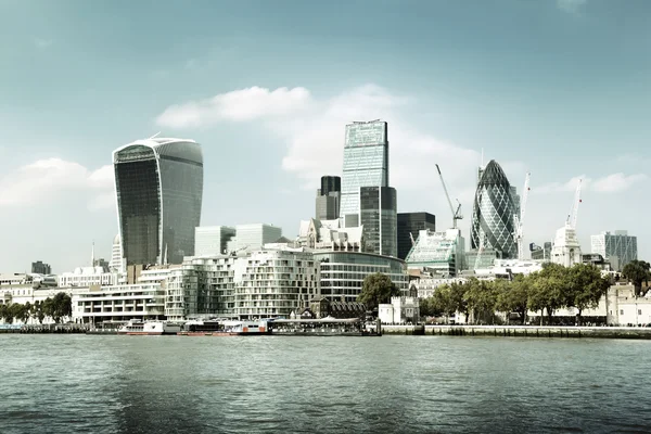 Ciudad de Londres skyline desde el río Támesis — Foto de Stock