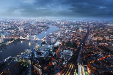 Tower Bridge ile Londra günbatımı zamanı havadan görünümü