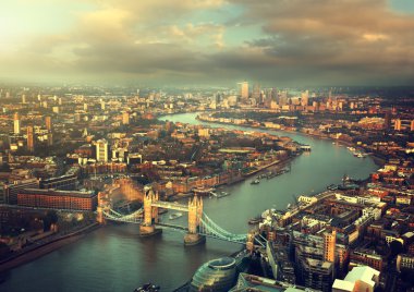 Tower Bridge ile Londra günbatımı zamanı havadan görünümü
