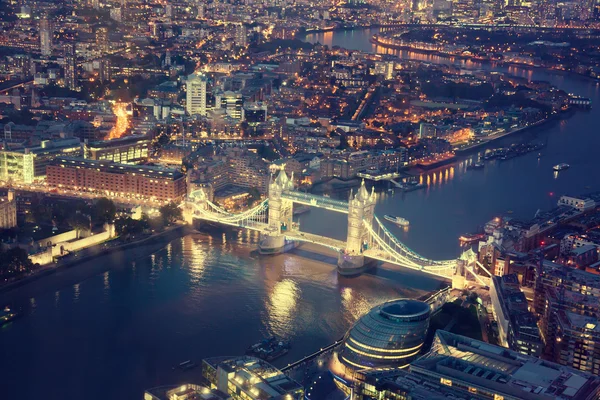 Londres por la noche con arquitecturas urbanas y Tower Bridge — Foto de Stock