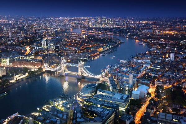 Лондон ночью с городской архитектурой и Тауэрским мостом
