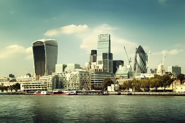 London city skyline från Themsen — Stockfoto