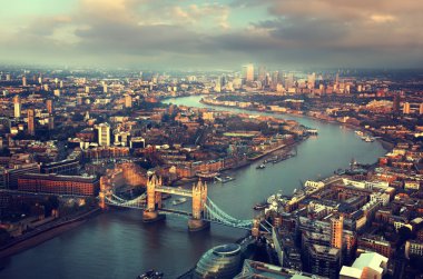 Tower Bridge ile Londra günbatımı zamanı havadan görünümü