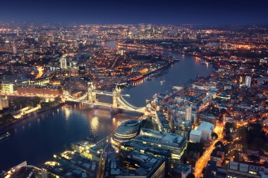 London tower bridge ve kentsel mimarileri ile gece