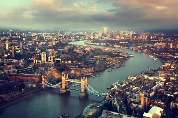 Luchtfoto van het Londen met Tower Bridge op zonsondergang tijd — Stockfoto