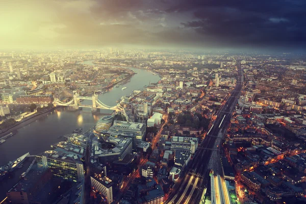 Londres vista aérea com Tower Bridge em horário de pôr do sol — Fotografia de Stock