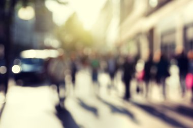 Londra 'nın Bokeh sokağındaki insanlar.