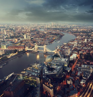 Tower Bridge ile Londra günbatımı zamanı havadan görünümü