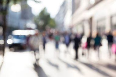 Londra 'nın Bokeh sokağındaki insanlar.