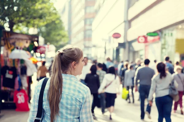 Ung kvinna på gatan i london — Stockfoto