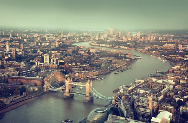 Letecký pohled Londýn s Tower Bridge v čas západu slunce — Stock fotografie