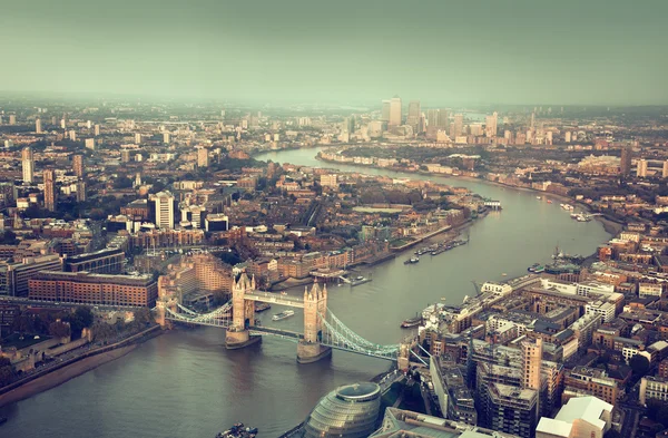 Londres vista aérea com Tower Bridge em horário de pôr do sol — Fotografia de Stock