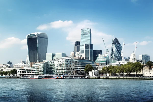 Ciudad de Londres skyline desde el río Támesis — Foto de Stock