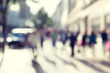 Londra 'nın Bokeh sokağındaki insanlar.