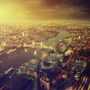 Tower Bridge ile Londra günbatımı zamanı havadan görünümü