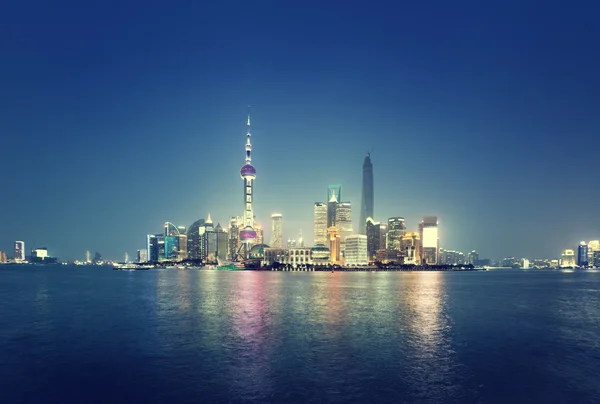 Шанхай ночью, Китай — стоковое фото