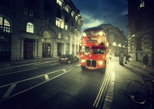 Gammal buss på gatan i london — Stockfoto