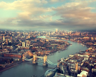 Tower Bridge ile Londra günbatımı zamanı havadan görünümü