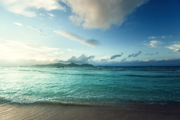 Naplemente a Seychelle-szigetek beach, la digue sziget — Stock Fotó