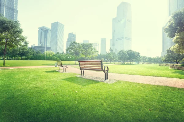 Lavička v parku, Šanghaj, Čína — Stock fotografie