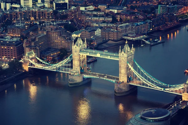 London på natten med urban arkitekturer och tower bridge — Stockfoto