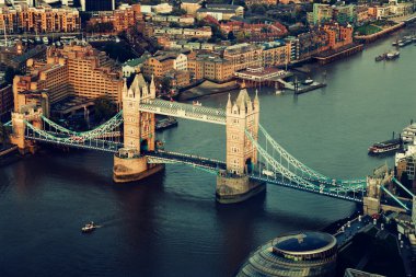 Tower Bridge ile Londra günbatımı zamanı havadan görünümü