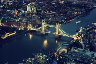 London tower bridge ve kentsel mimarileri ile gece