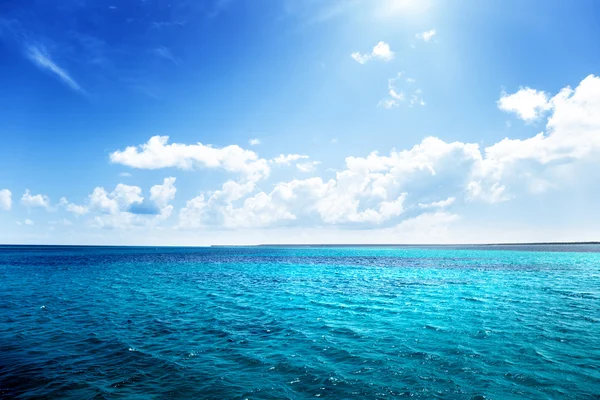 Карибское море и совершенное небо — стоковое фото