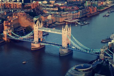 Tower Bridge ile Londra günbatımı zamanı havadan görünümü