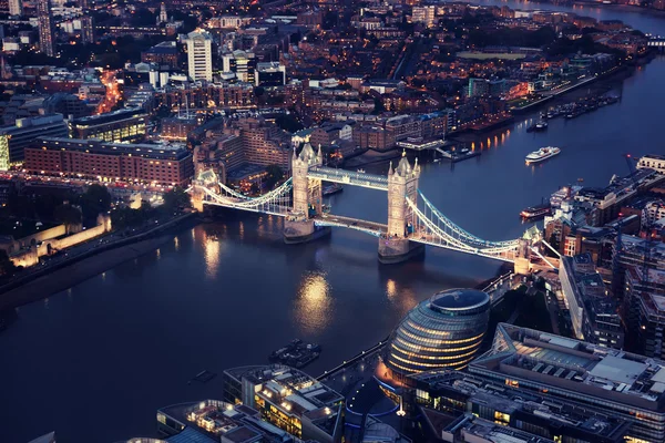 London bei Nacht mit städtischer Architektur und Turmbrücke — Stockfoto