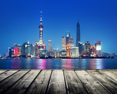 Shanghai manzarası ve ahşap platform