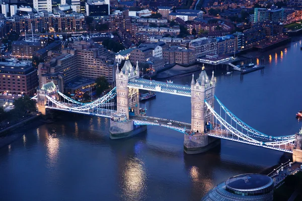 London at night with urban architectures and Tower Bridge — Stock Photo, Image