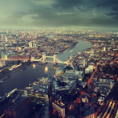 Tower Bridge ile Londra günbatımı zamanı havadan görünümü